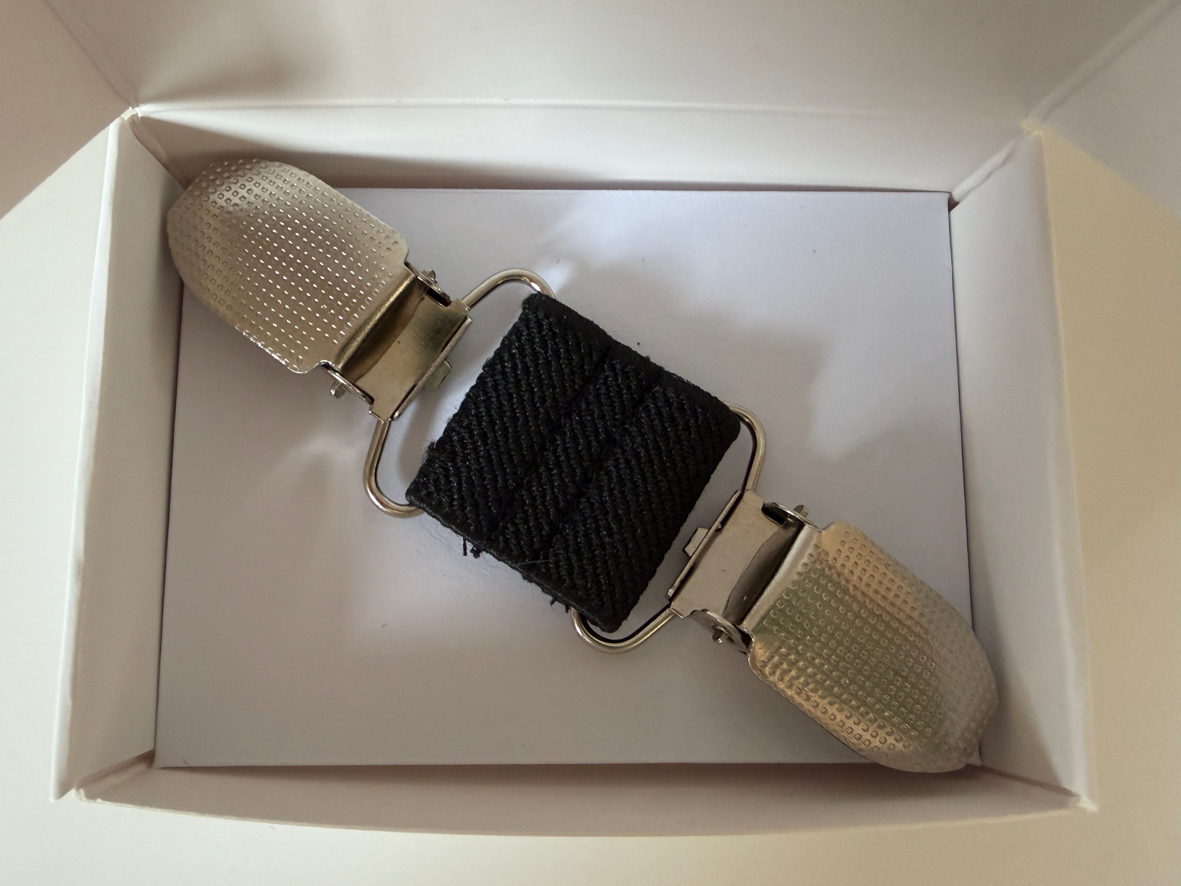 CapeAble - Silberner Clip mit schwarzem Elastik