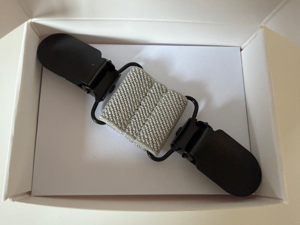 CapeAble – Schwarzer Clip mit grauem Elastik