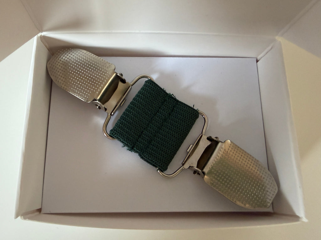 CapeAble – Silberner Clip mit grünem Elastik