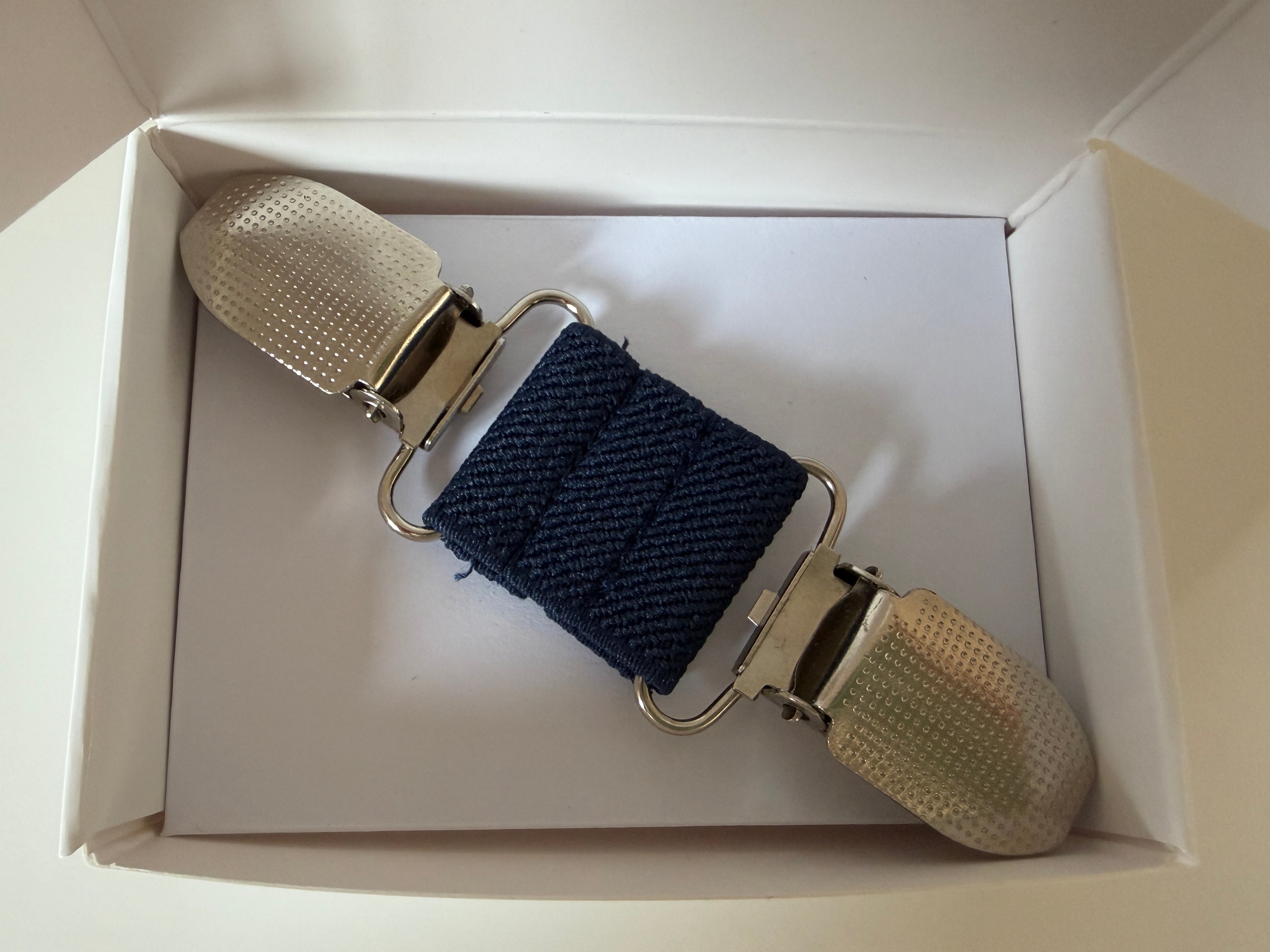 CapeAble - Silberner Clip mit dunkelblauem Elastik