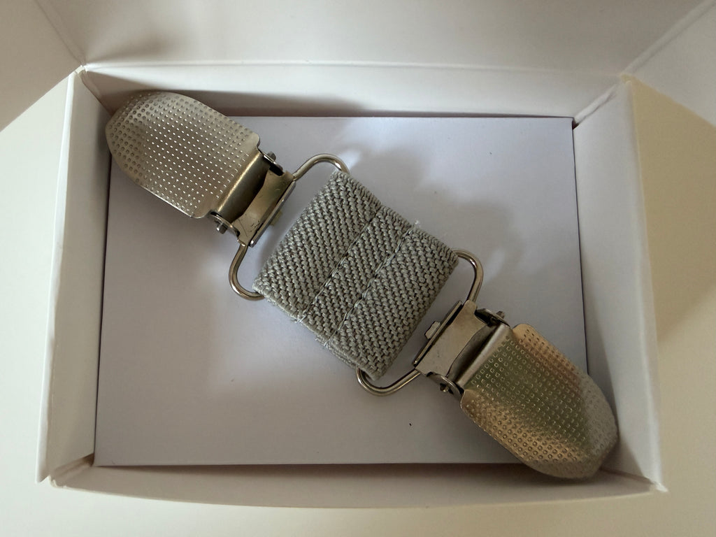 CapeAble - Silberner Clip mit hellgrauem Elastik