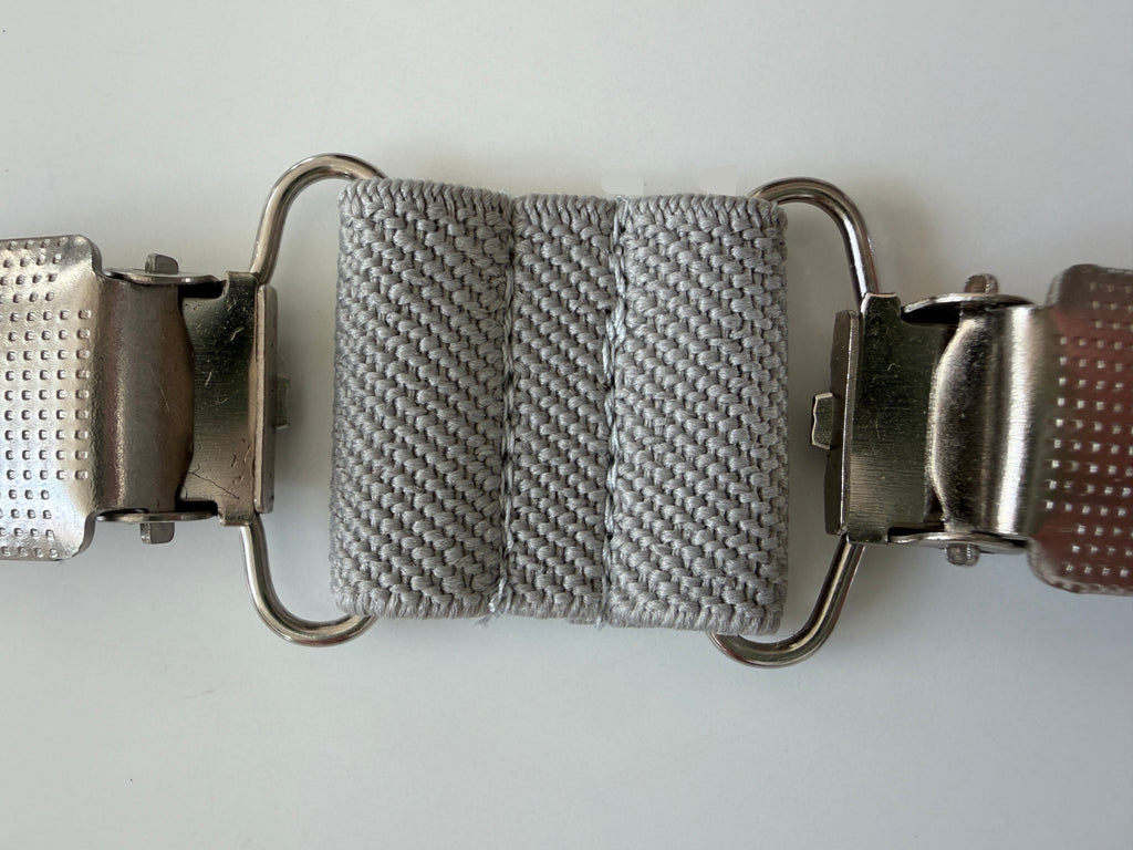 CapeAble - Silberner Clip mit hellgrauem Elastik