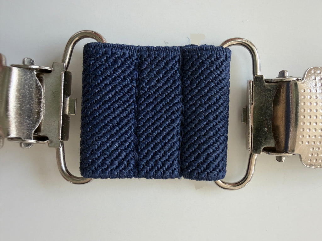 CapeAble - Silberner Clip mit dunkelblauem Elastik