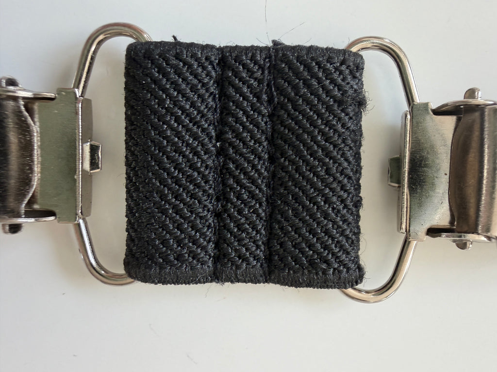 CapeAble - Silberner Clip mit schwarzem Elastik