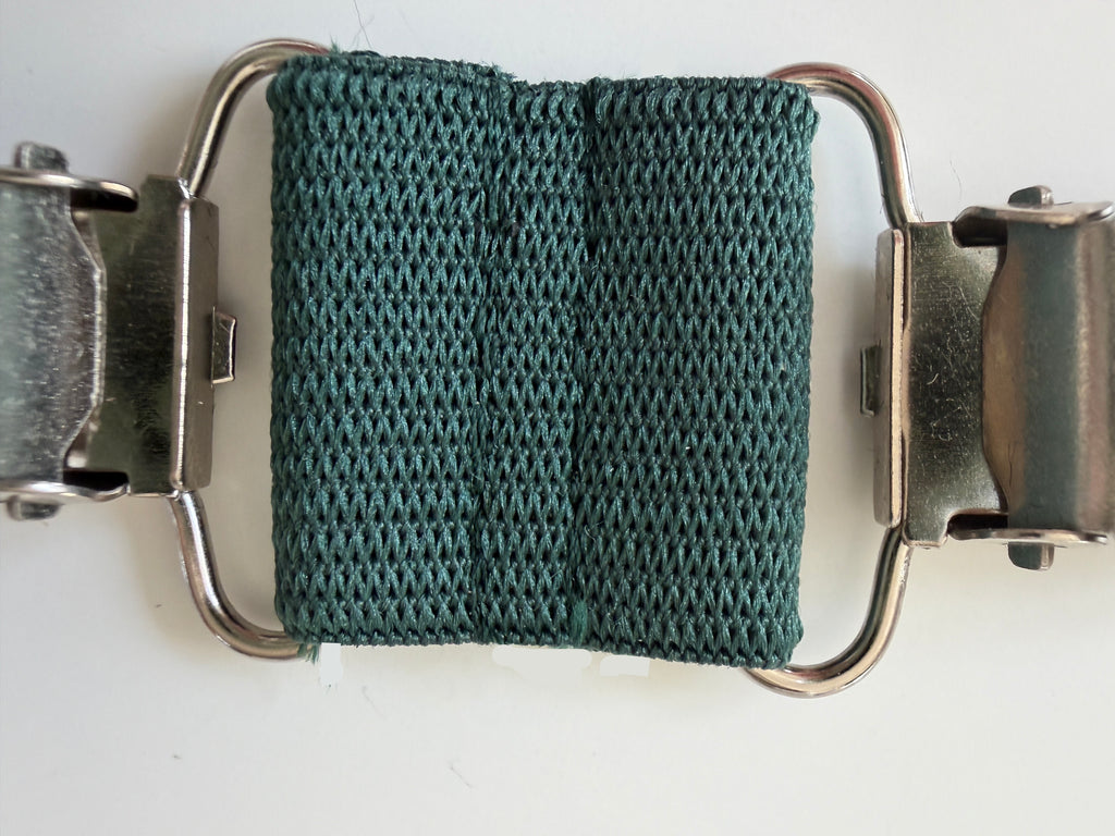 CapeAble – Silberner Clip mit grünem Elastik