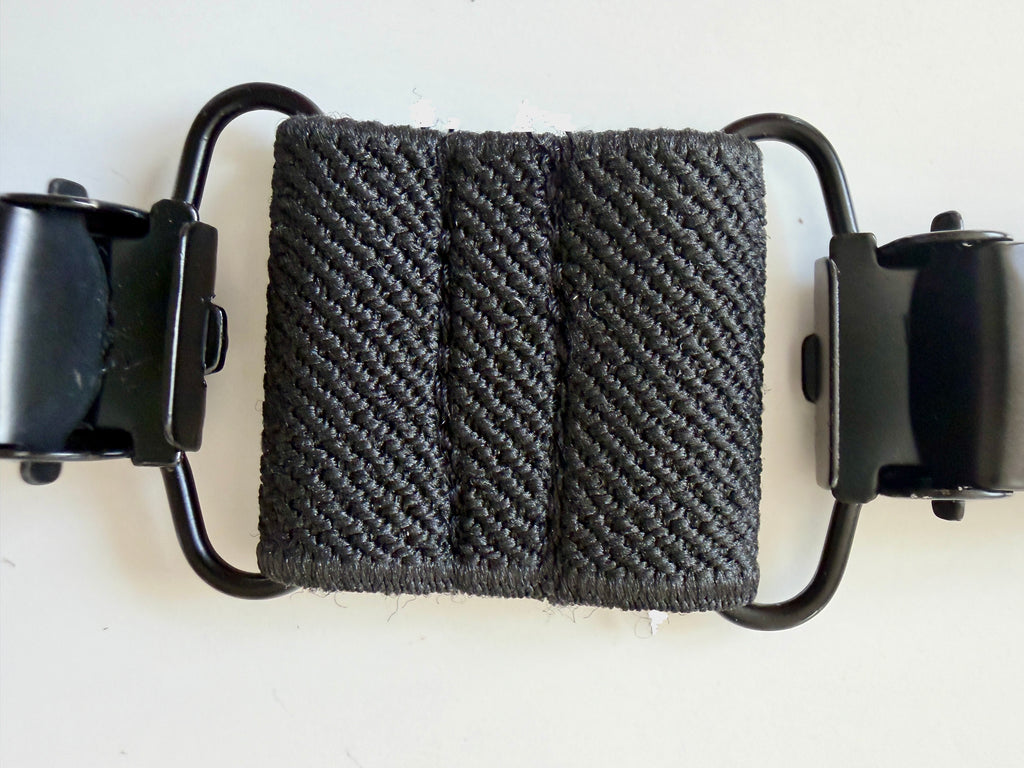 CapeAble – Schwarzer Clip mit schwarzem Elastik