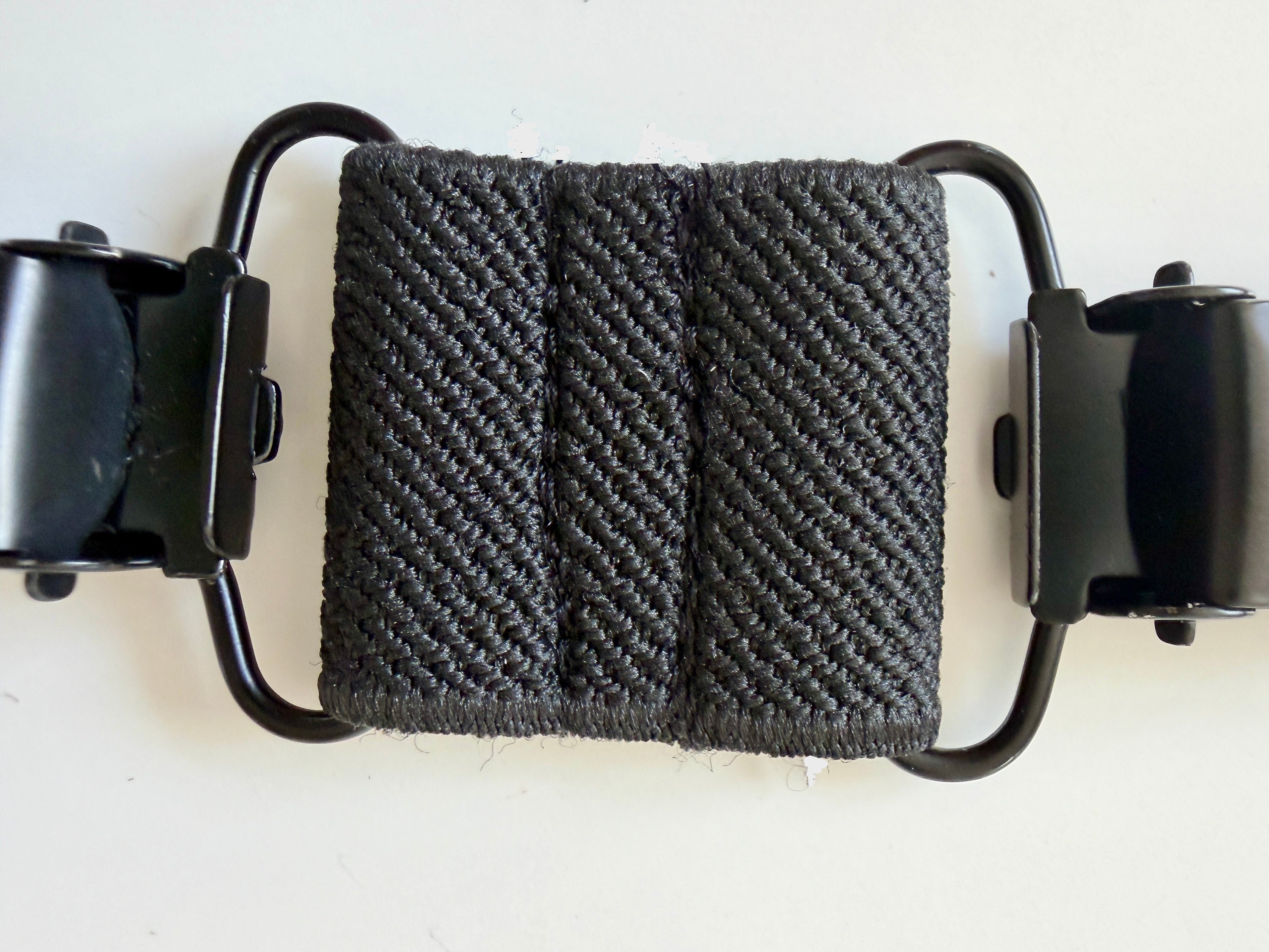 CapeAble – Schwarzer Clip mit schwarzem Elastik