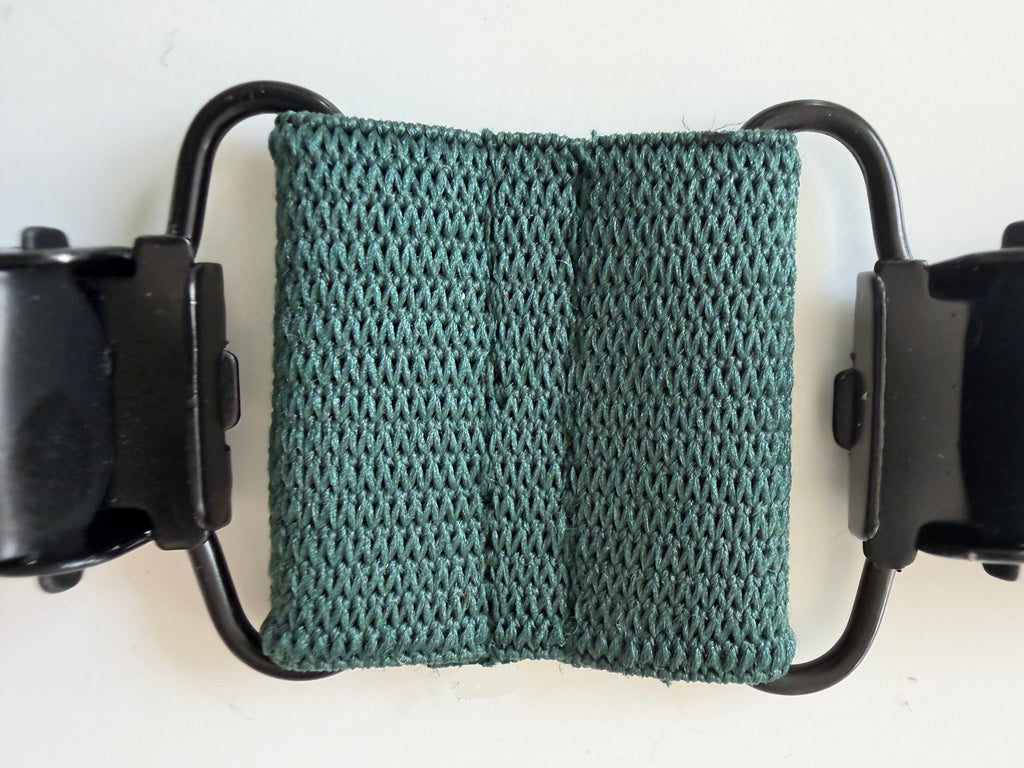 CapeAble – Schwarzer Clip mit grünem Elastik