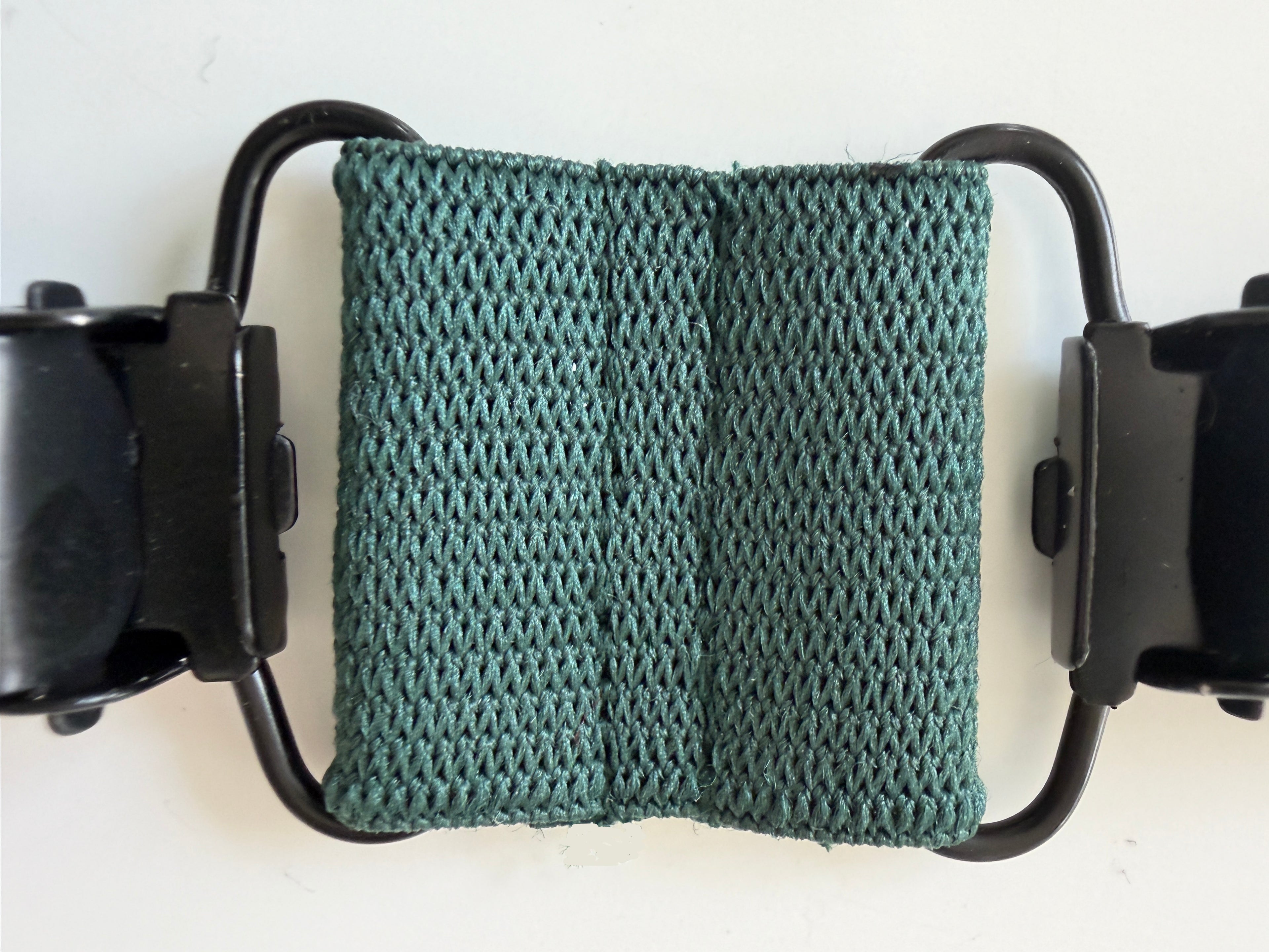 CapeAble – Schwarzer Clip mit grünem Elastik