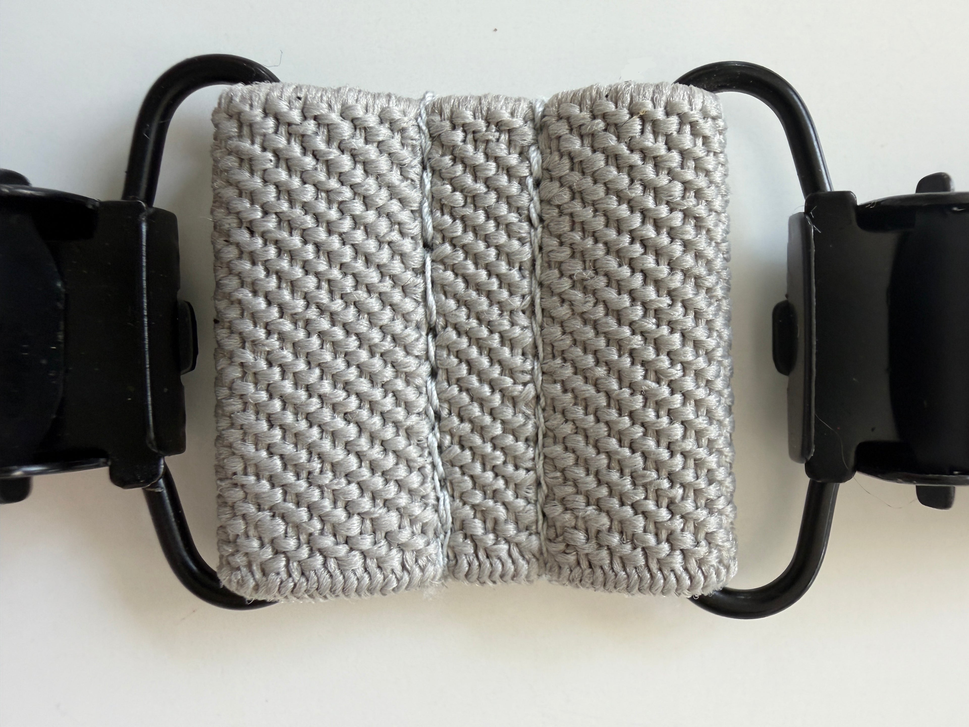 CapeAble – Schwarzer Clip mit grauem Elastik