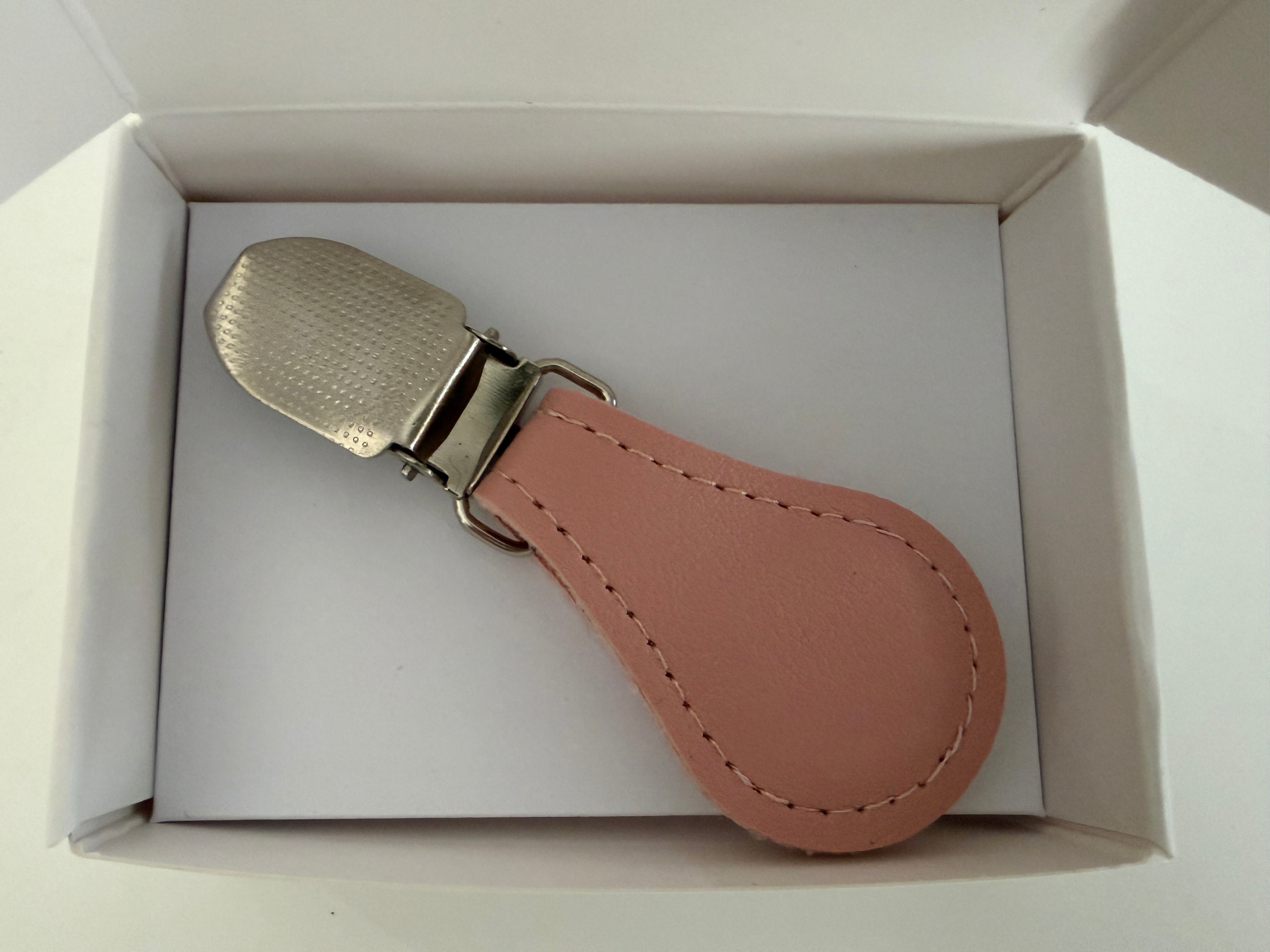 CapeAble – Silberner Clip mit pinkem Leder