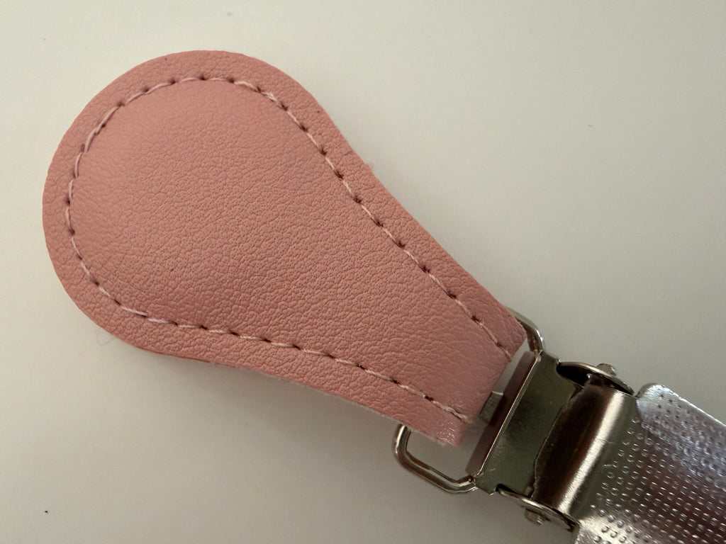 CapeAble – Silberner Clip mit pinkem Leder