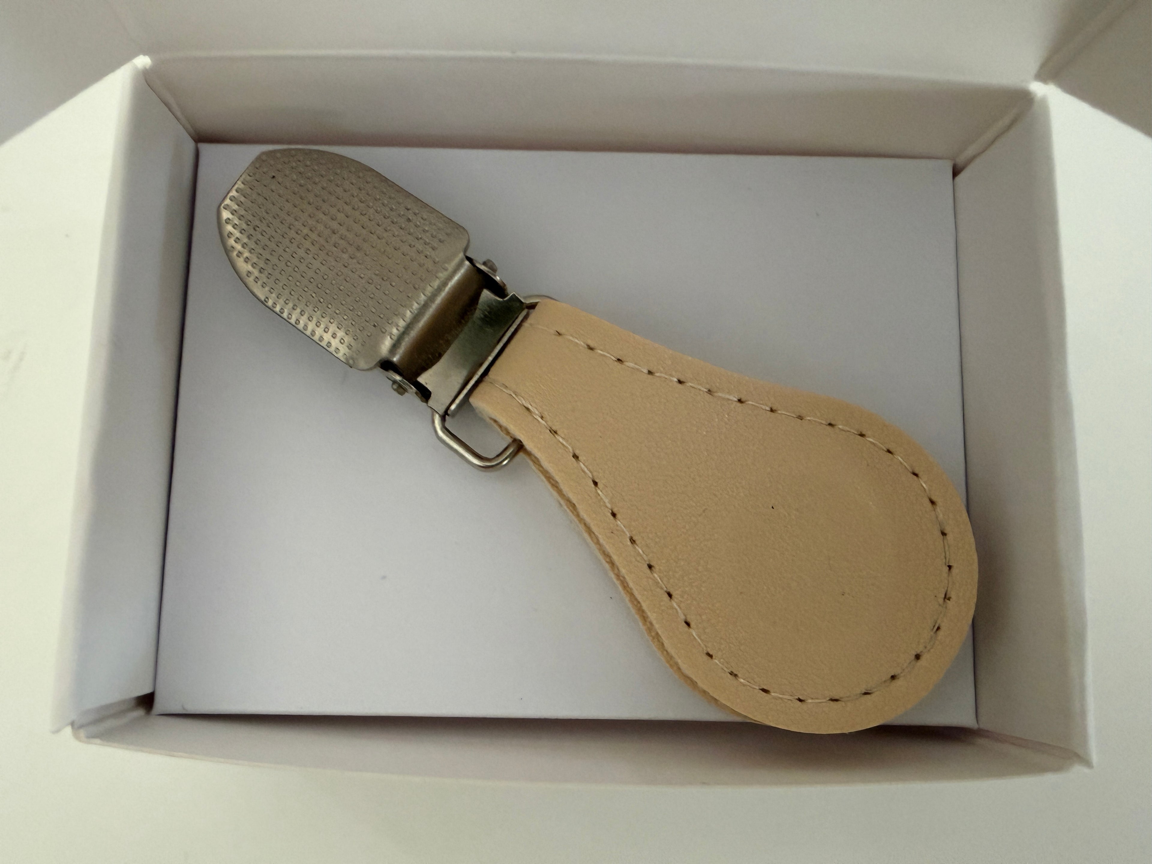 CapeAble – Silberner Clip mit beigem Leder