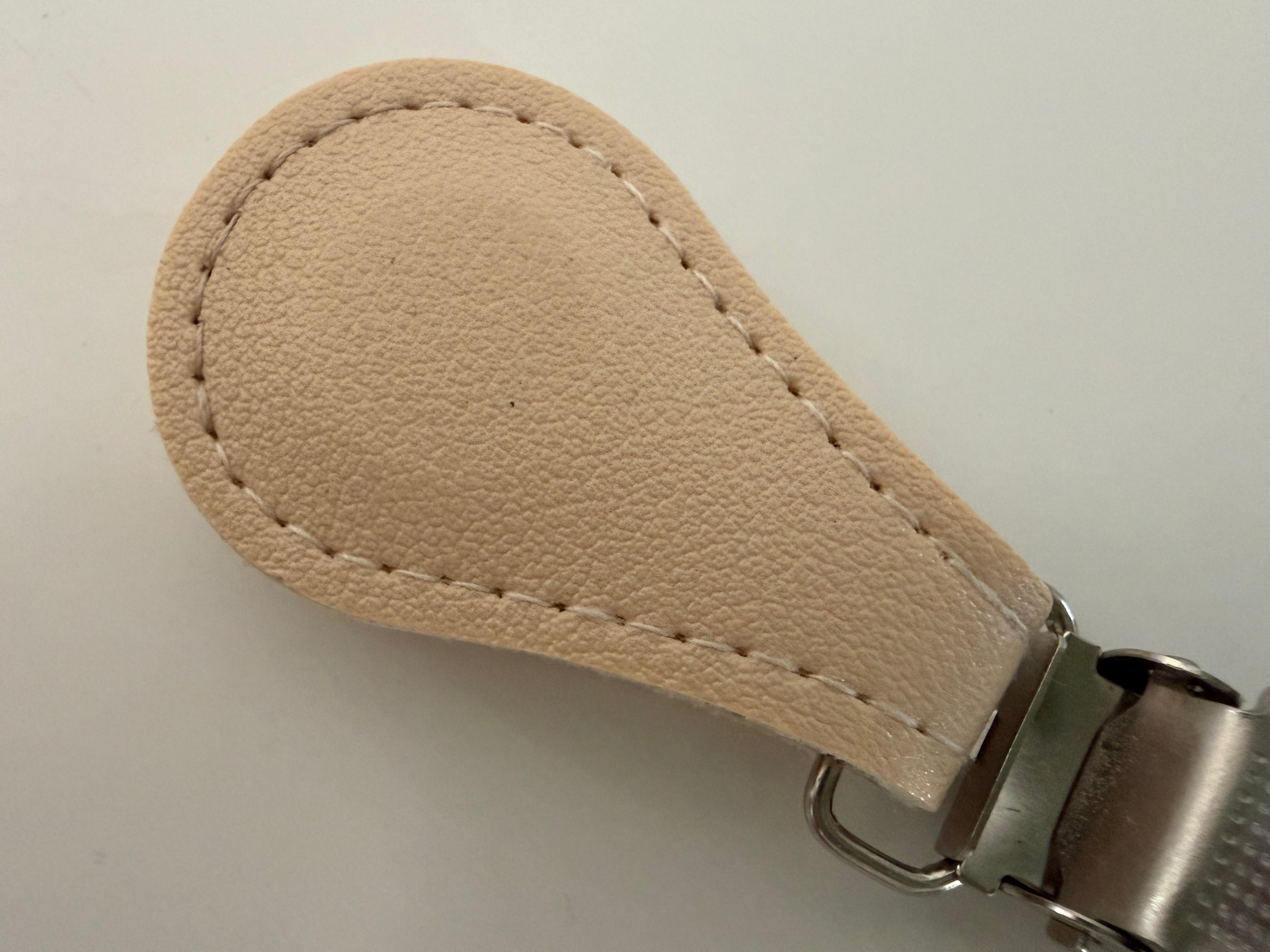 CapeAble – Silberner Clip mit beigem Leder