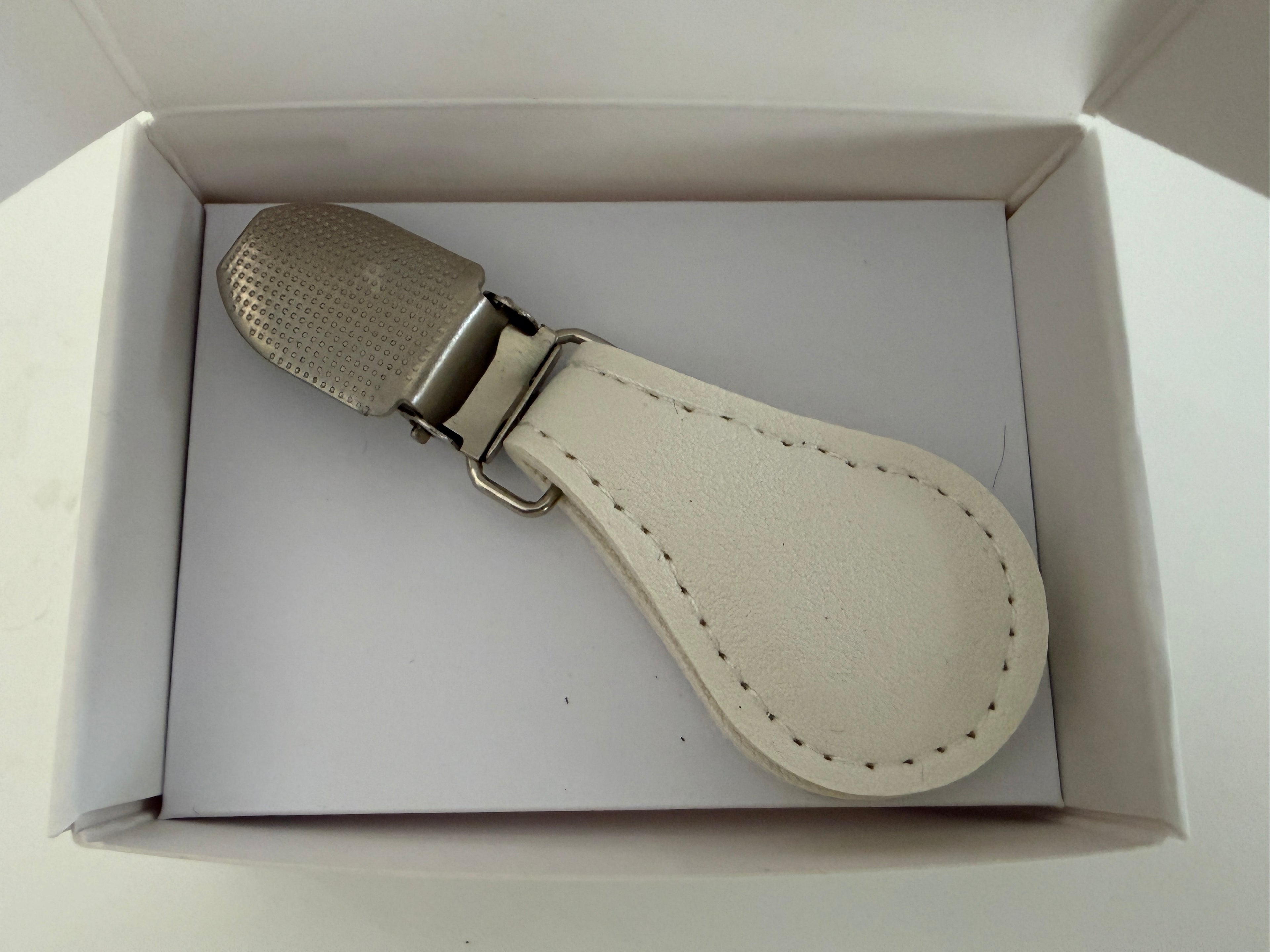 CapeAble – Silberner Clip mit weissem Leder