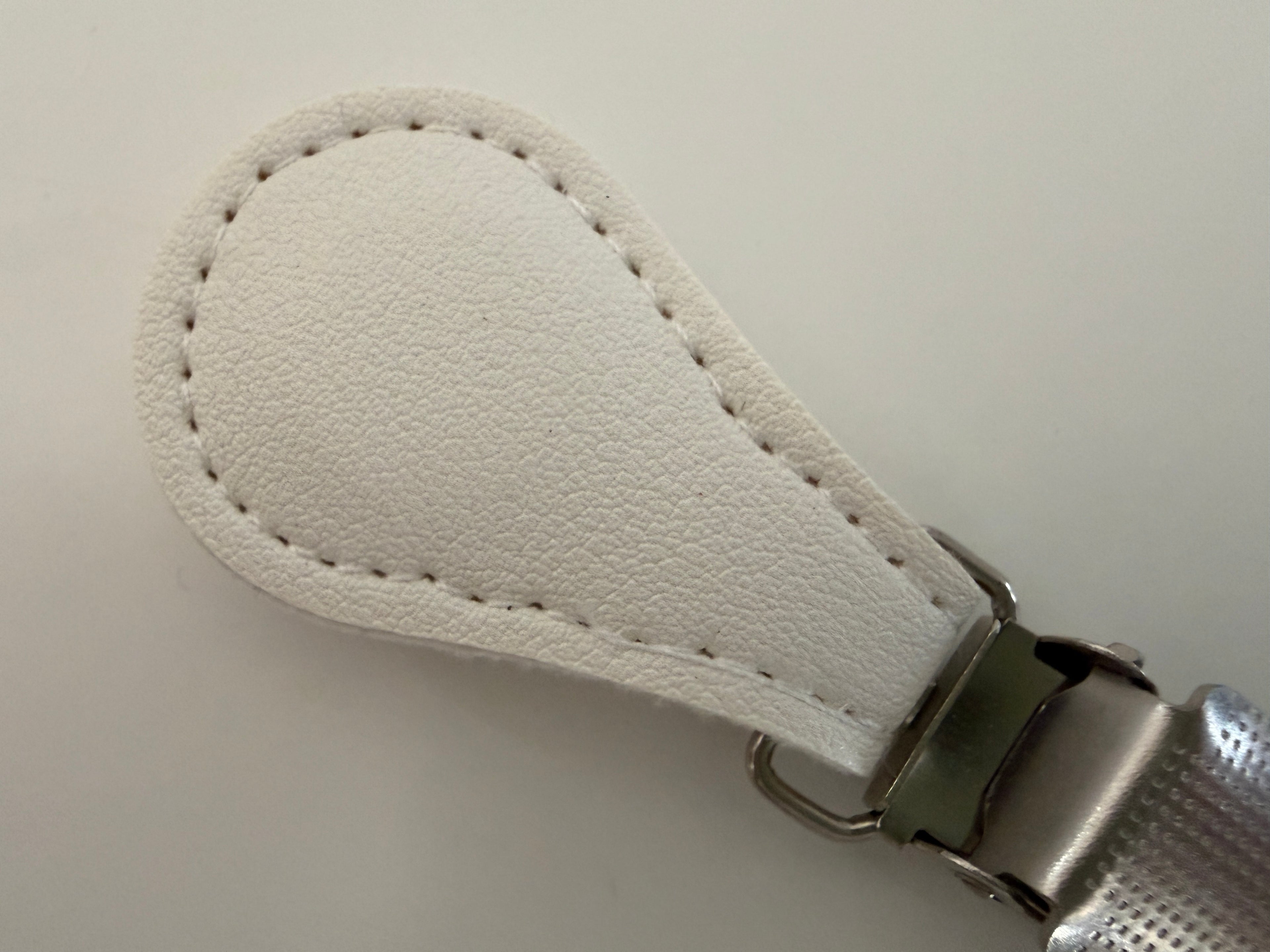 CapeAble – Silberner Clip mit weissem Leder