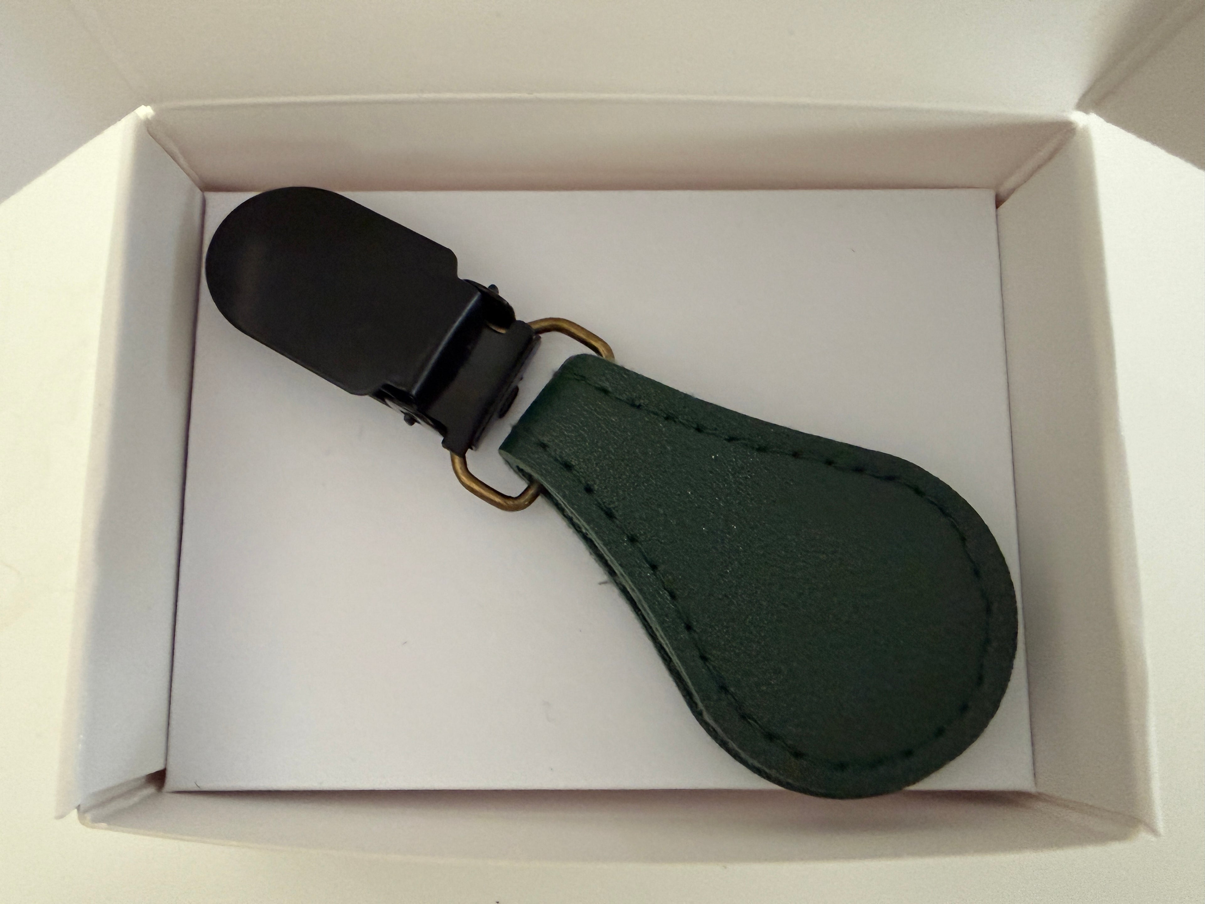 CapeAble – Schwarzer Clip mit grünem Leder