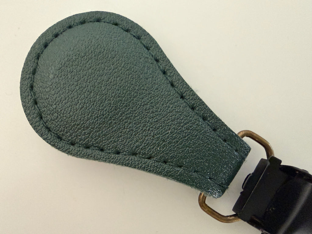 CapeAble – Schwarzer Clip mit grünem Leder