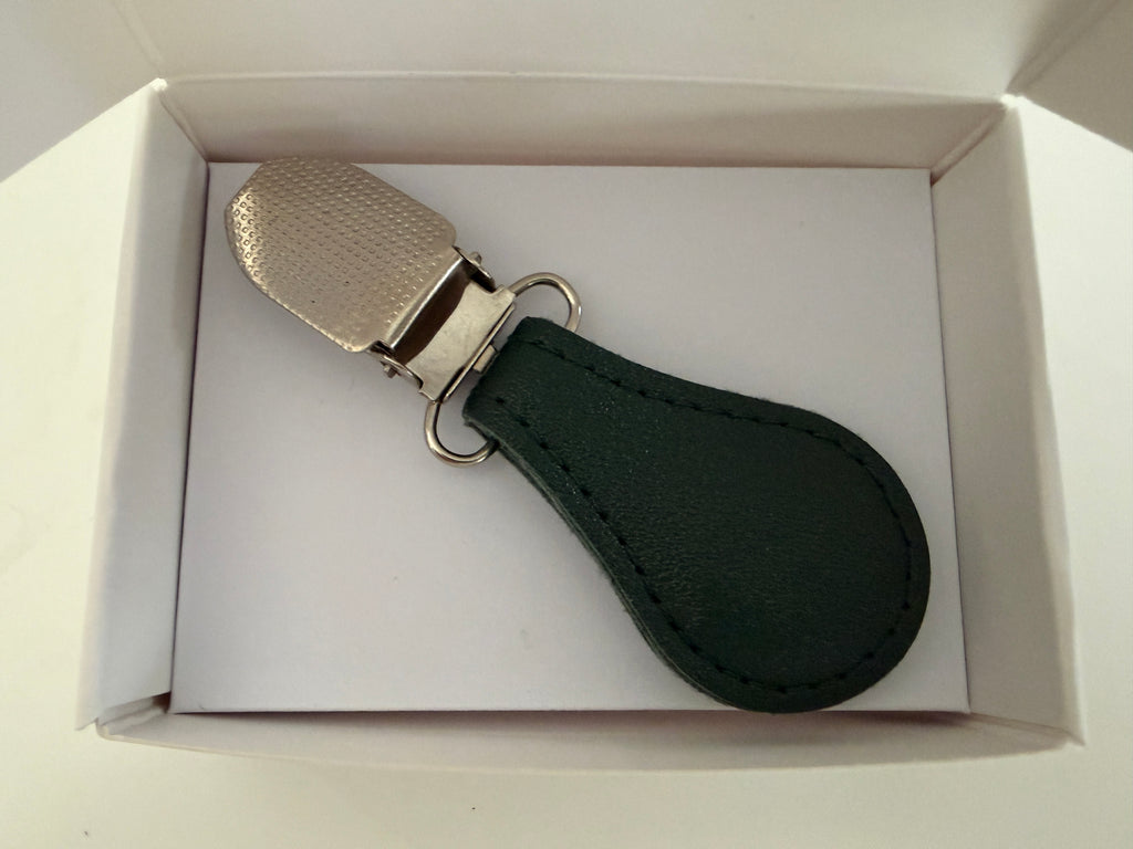 CapeAble – Silberner Clip mit grünem Leder