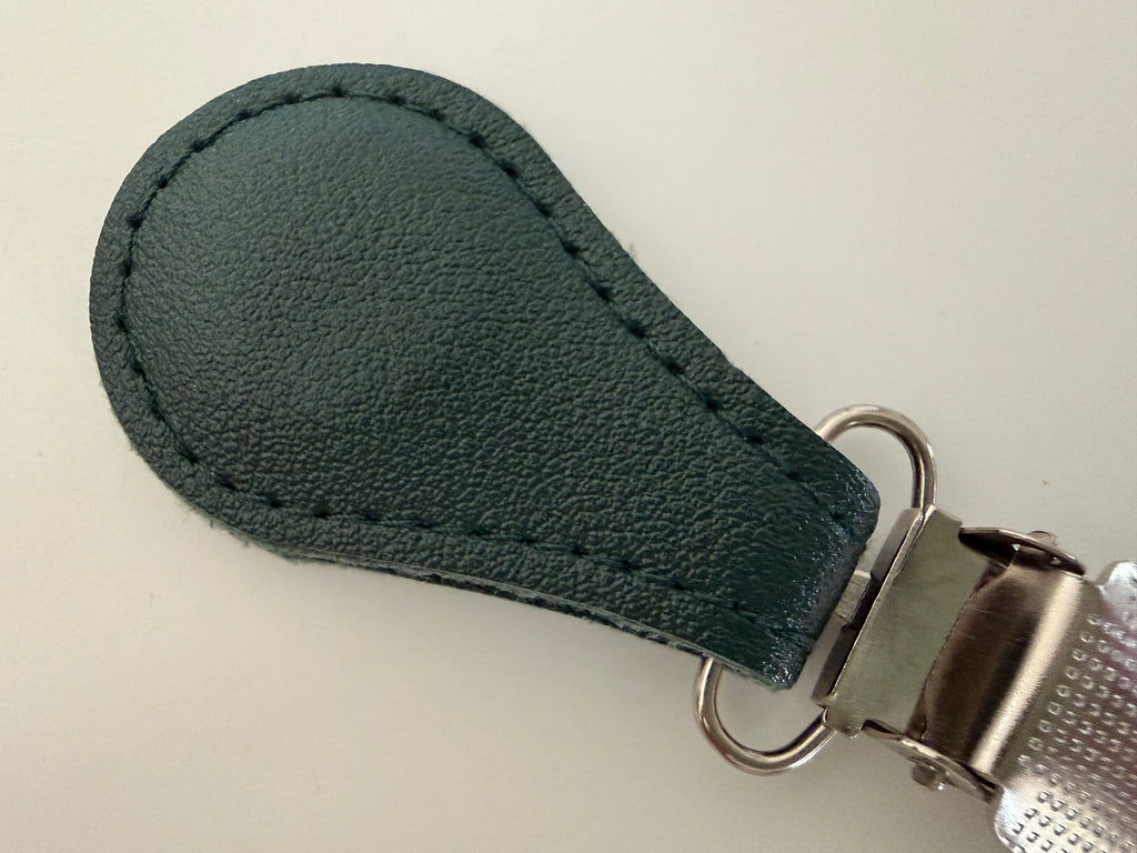 CapeAble – Silberner Clip mit grünem Leder