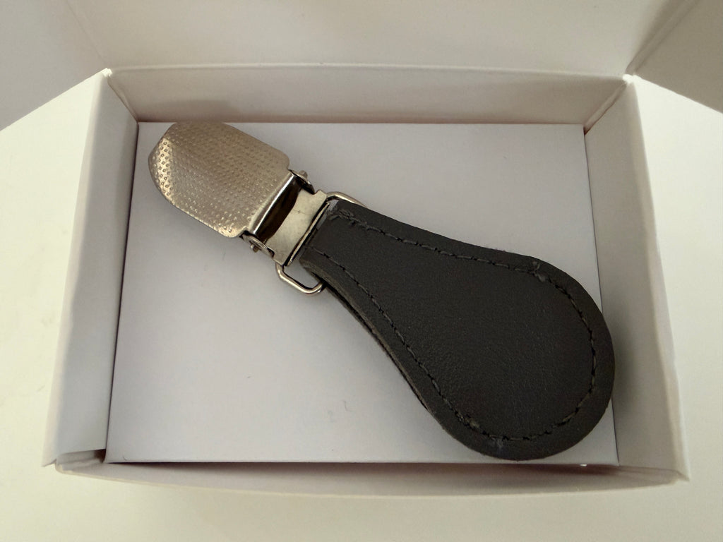 CapeAble – Silberner Clip mit grauem Leder