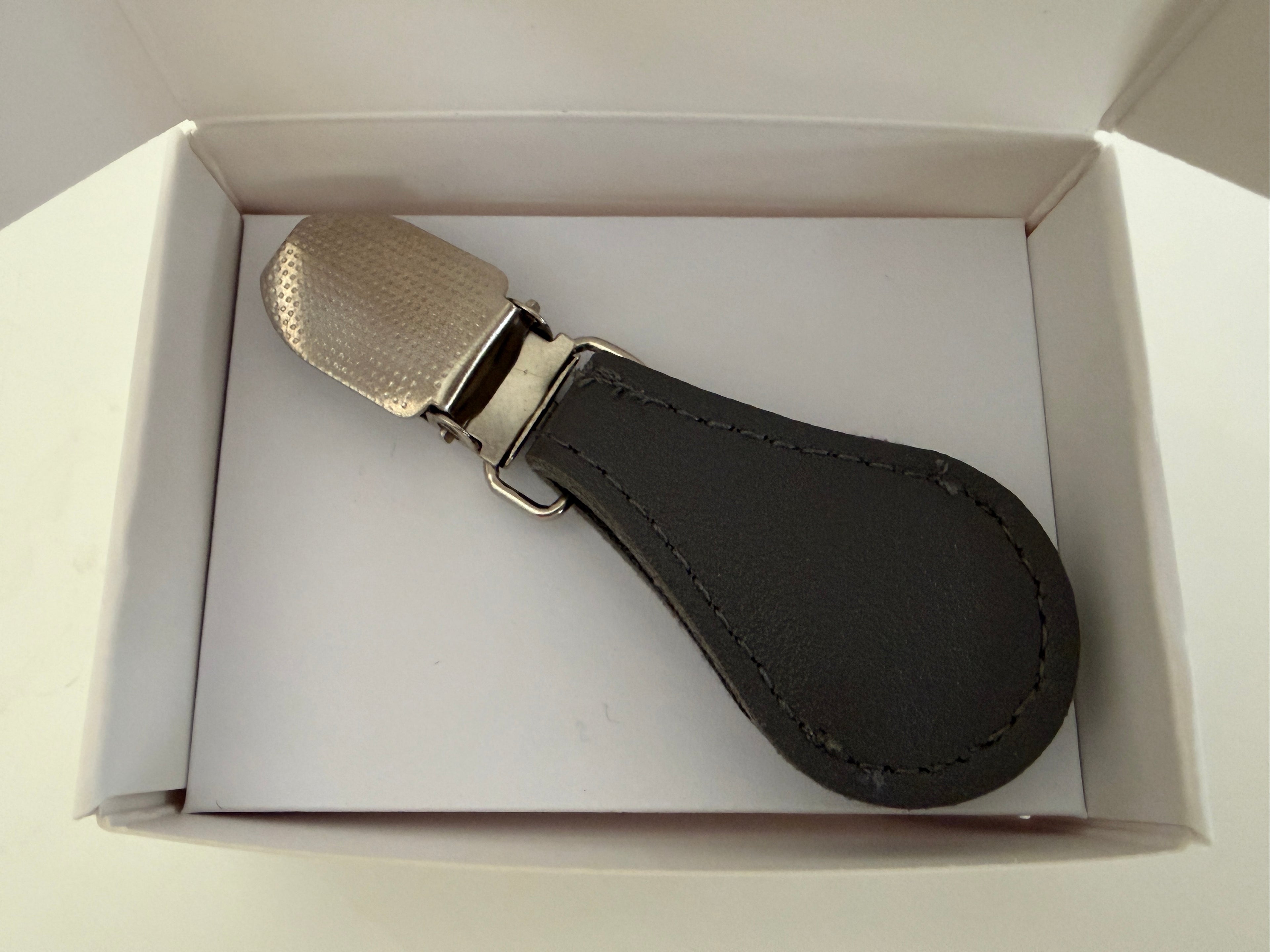 CapeAble – Silberner Clip mit grauem Leder