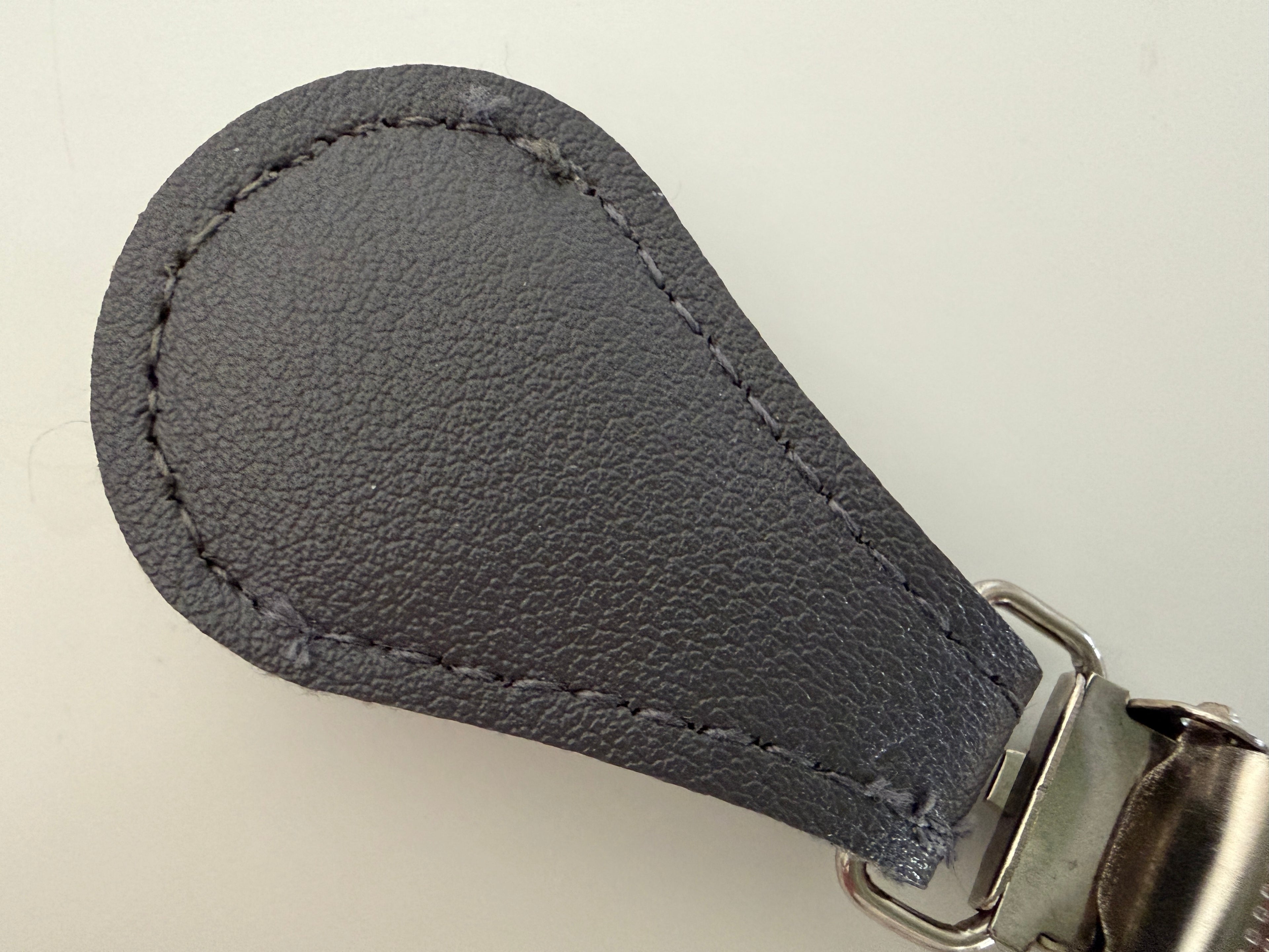 CapeAble – Silberner Clip mit grauem Leder