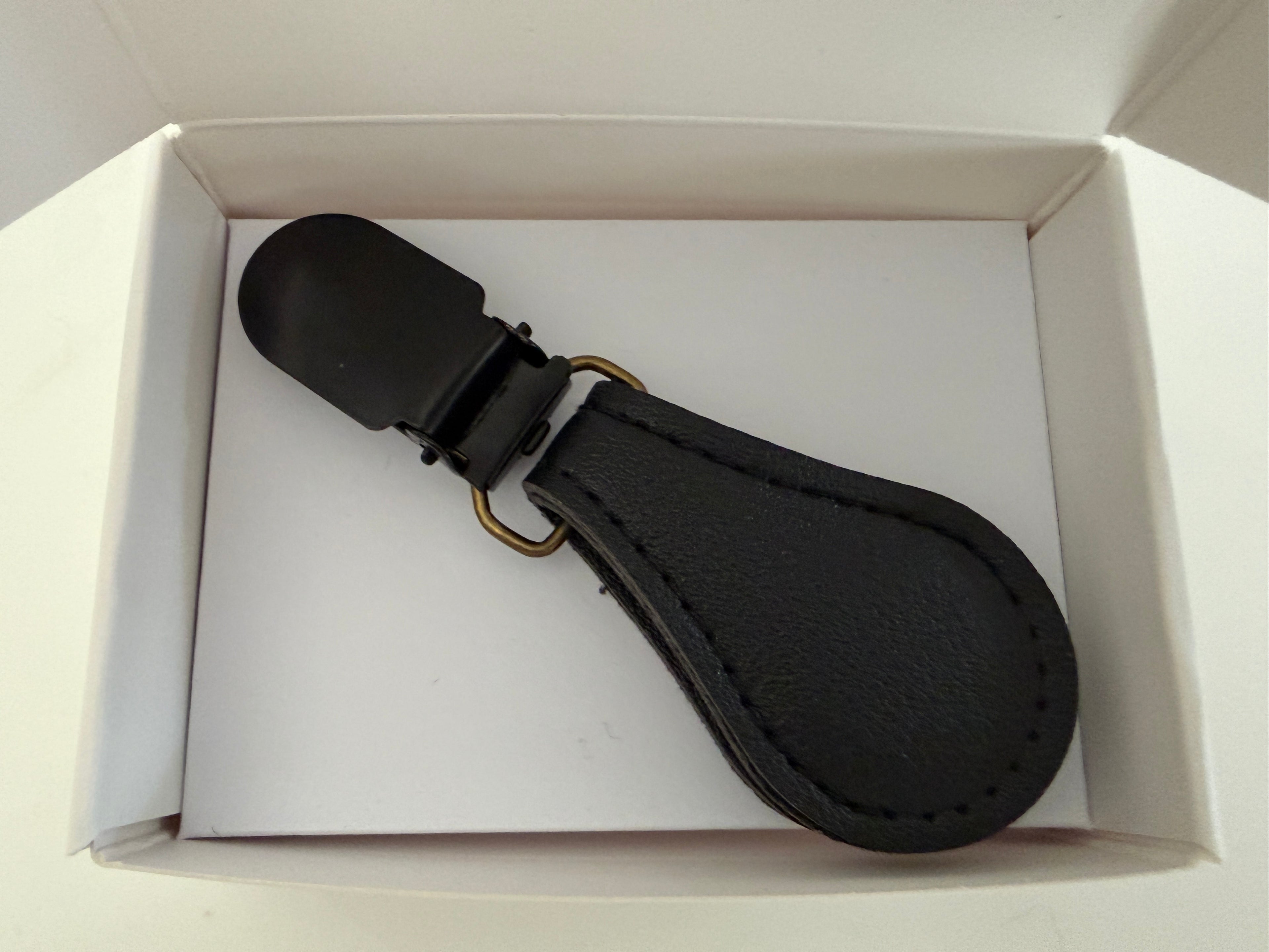 CapeAble – Schwarzer Clip mit schwarzem Leder