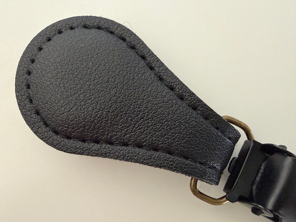 CapeAble – Schwarzer Clip mit schwarzem Leder