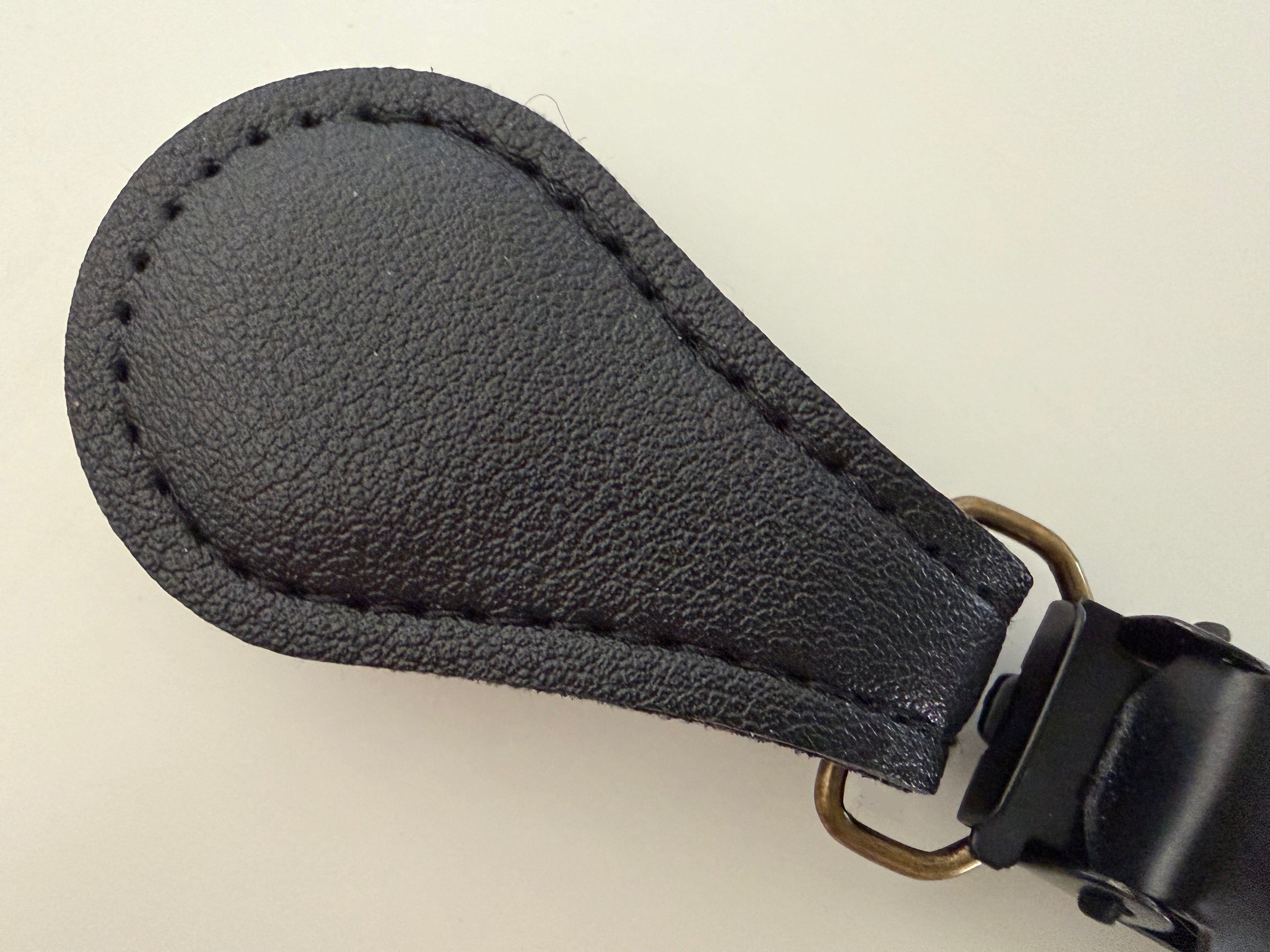 CapeAble – Schwarzer Clip mit schwarzem Leder